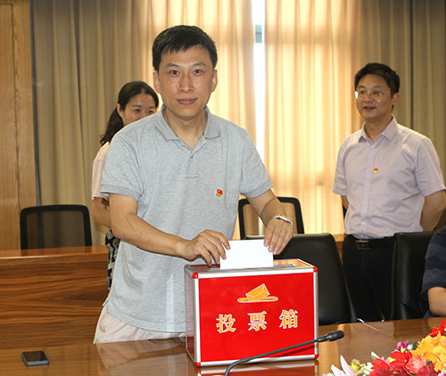 【汇聚青年力量 奋进时代征程】ag旗舰厅集团党支部召开专题党课暨预备党员转正党员大会(图5)