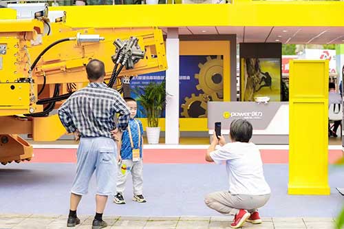 热烈：厣虾g旗舰厅集团参展贵州能博会取得圆满成功(图5)