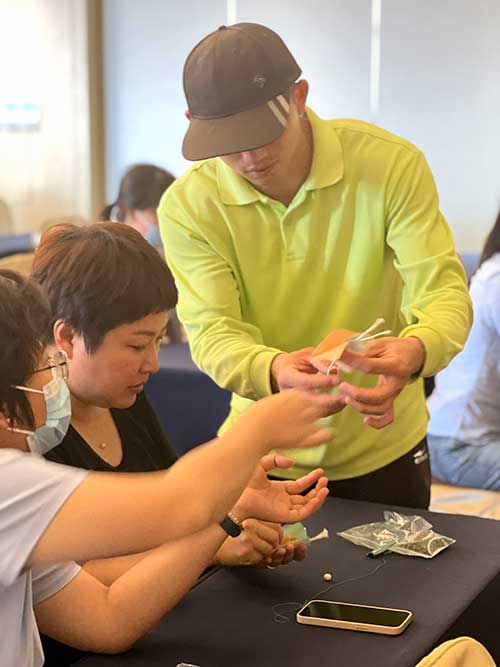 【巧手做香包 健康迎端午】ag旗舰厅集团开展香包制作活动(图2)