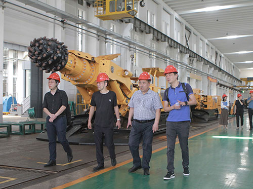 贵阳综合保税区领导一行走访上海ag旗舰厅集团考察指导(图2)