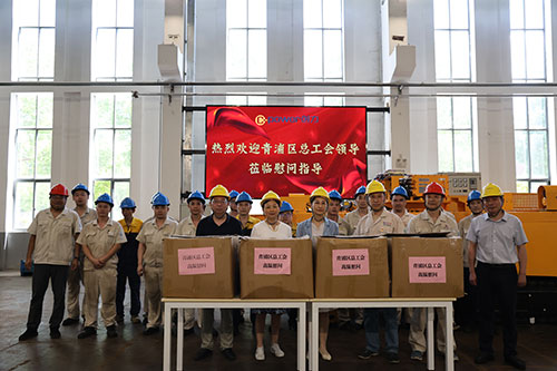 夏日送清凉 | 青浦区总工会领导赴上海ag旗舰厅集团开展高温慰问活动(图1)