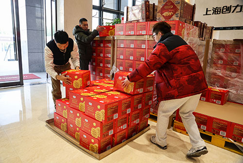 共度美好新春！上海ag旗舰厅集团为全体员工发放年货大礼包(图2)