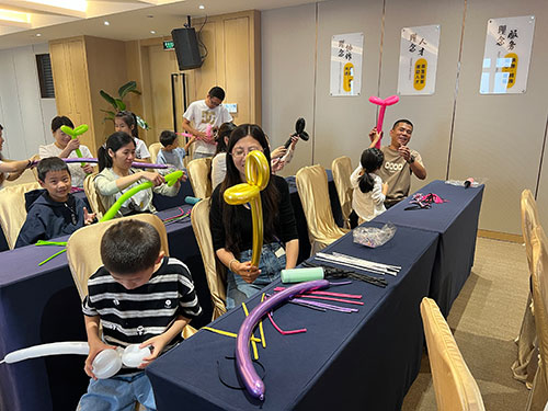 【月满华诞 匠心传情】ag旗舰厅集团举办“团圆庆华诞”亲子活动?(图3)